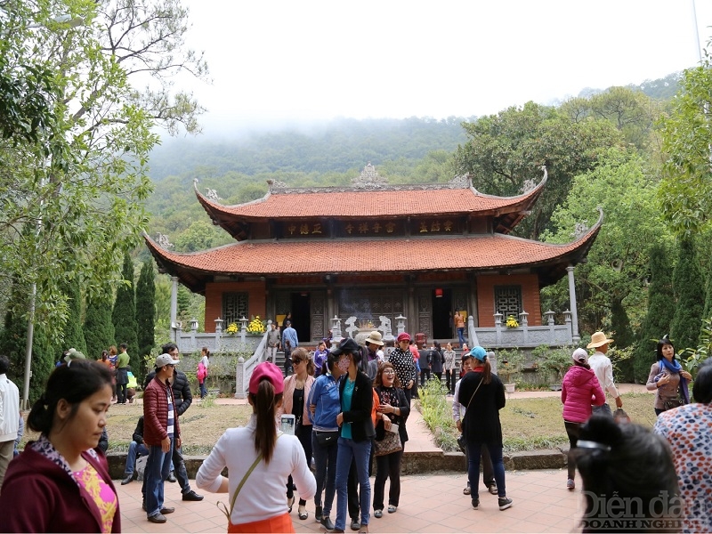 chùa Lôi Âm được nhiều du khách, phật tử khắp nơi đến vãn cảnh cầu nguyện dịp đầu xuân. Ảnh Lê Cường