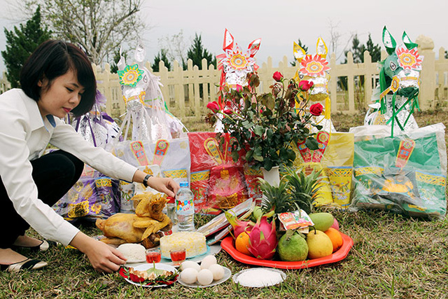 Nhân viên Công viên tâm linh Lạc Hồng Viên mang đồ cúng ra mộ khi gia chủ của người đã khuất yêu cầu mua đồ cúng qua mạng internet.