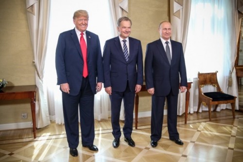 Tổng thống Phần Lan Sauli Niinisto chụp cùng Tổng thống Mỹ và Tổng thống Nga. - Ảnh: Reuters.