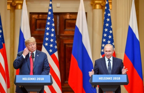 ổng thống Mỹ Donald Trump(trái) và Tổng thống Nga Vladimir Putin trong cuộc họp báo chung tại Helsinki, Phần Lan hôm 16/7. - Ảnh: AP.