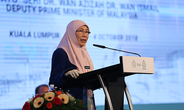 Bà YAB Dato’s Seri Dr.Wan Azizah Dr.Wan Ismail- Phó Thủ tướng Malaysia phát biểu tại Diễn đàn