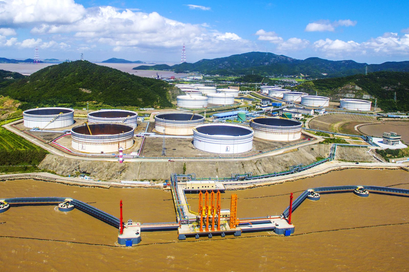 Nhà máy nhập khẩu 450.000 tấn dầu thô này nằm gần thành phố Zhoushan phía đông Trung Quốc đã đi vào hoạt động vào năm 2018.