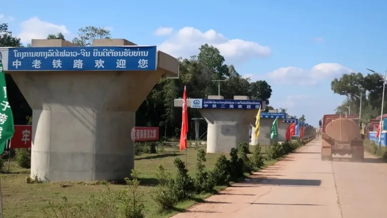 Một dự án đường sắt cao tốc do Trung Quốc hậu thuẫn ở Lào đã bị trì hoãn bởi sự chậm trễ