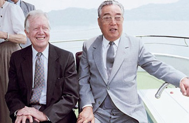 Chủ tịch Triều Tiên Kim Nhật Thành (phải) đón tiếp cựu tổng thống Mỹ Jimmy Carter vào năm 1994. (Ảnh: kancc.org)