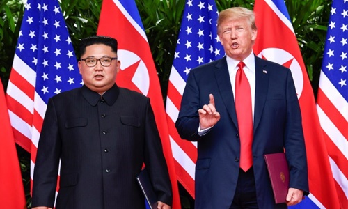 Lãnh đạo Triều Tiên Kim Jong-un (trái) và Tổng thống Mỹ Donald Trump tại hội nghị thượng đỉnh đầu tiên ở Singapore hồi tháng 6 năm ngoái. Ảnh: Reuters.