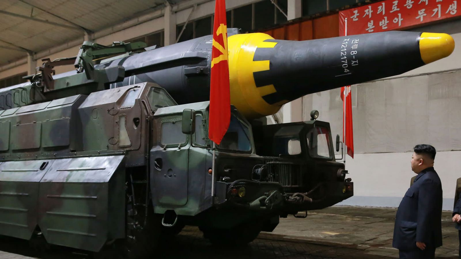 Nhà lãnh đạo Triều Tiên Kim Jong Un kiểm tra một tên lửa đạn đạo tầm trung Hwasong-12. Những người hàng xóm như Nhật Bản lo lắng kho vũ khí tầm ngắn và trung bình của ông có thể còn nguyên vẹn. (KCNA / Kyodo)