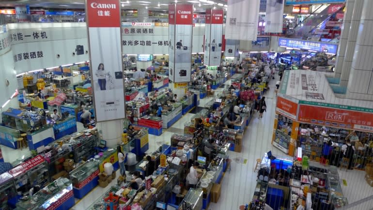 Thị trường điện tử Seg của Thâm Quyến, một nơi phổ biến cho các doanh nhân mua linh kiện cho các nguyên mẫu của họ © AP