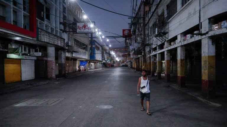 Một người đàn ông đi qua thủ đô Manila của Philippines, nơi Tổng thống Rodrigo Duterte đã ra lệnh ngừng hoạt động vào giữa tháng 3.