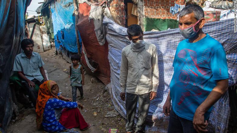 Người lao động nghèo sống trong các khu ổ chuột ở Ấn Độ buộc phải đi làm mới có tiền để sống. 
