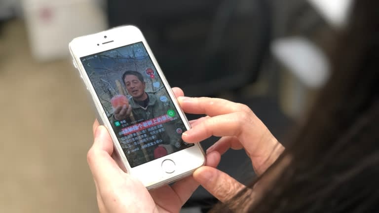 Douyin đã bắt đầu làm mờ ranh giới giữa thương mại điện tử và nội dung: Người dùng có thể xem video thu hoạch táo, sau đó nhấp để mua trái cây trực tiếp từ người tạo video.