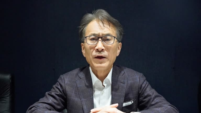 Ông Yoshida bắt đầu làm việc tại SONY vào năm 1983 và dành toàn bộ sự nghiệp của mình tại đây, chủ yếu là ở vai trò một nhà phân tích chiến lược và tài chính