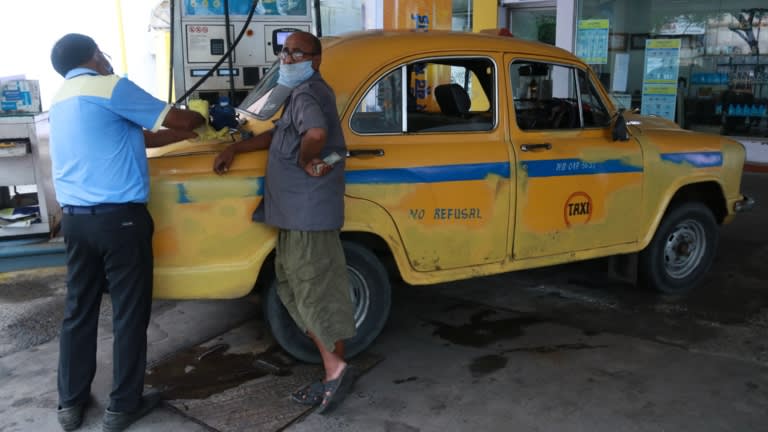 Một trạm xăng ở Kolkata - Ấn Độ