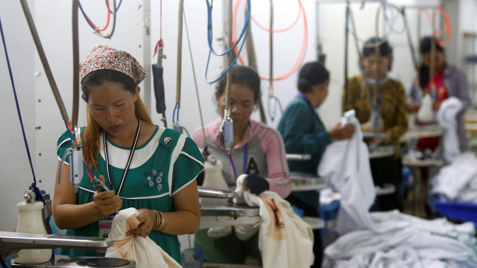 Nhân viên làm việc tại một nhà cung cấp nhà máy của thương hiệu H & M ở tỉnh Kandal, trong tháng 12 năm 2018: ngành may mặc là một trong số rất ít người tạo việc làm ở Campuchia.