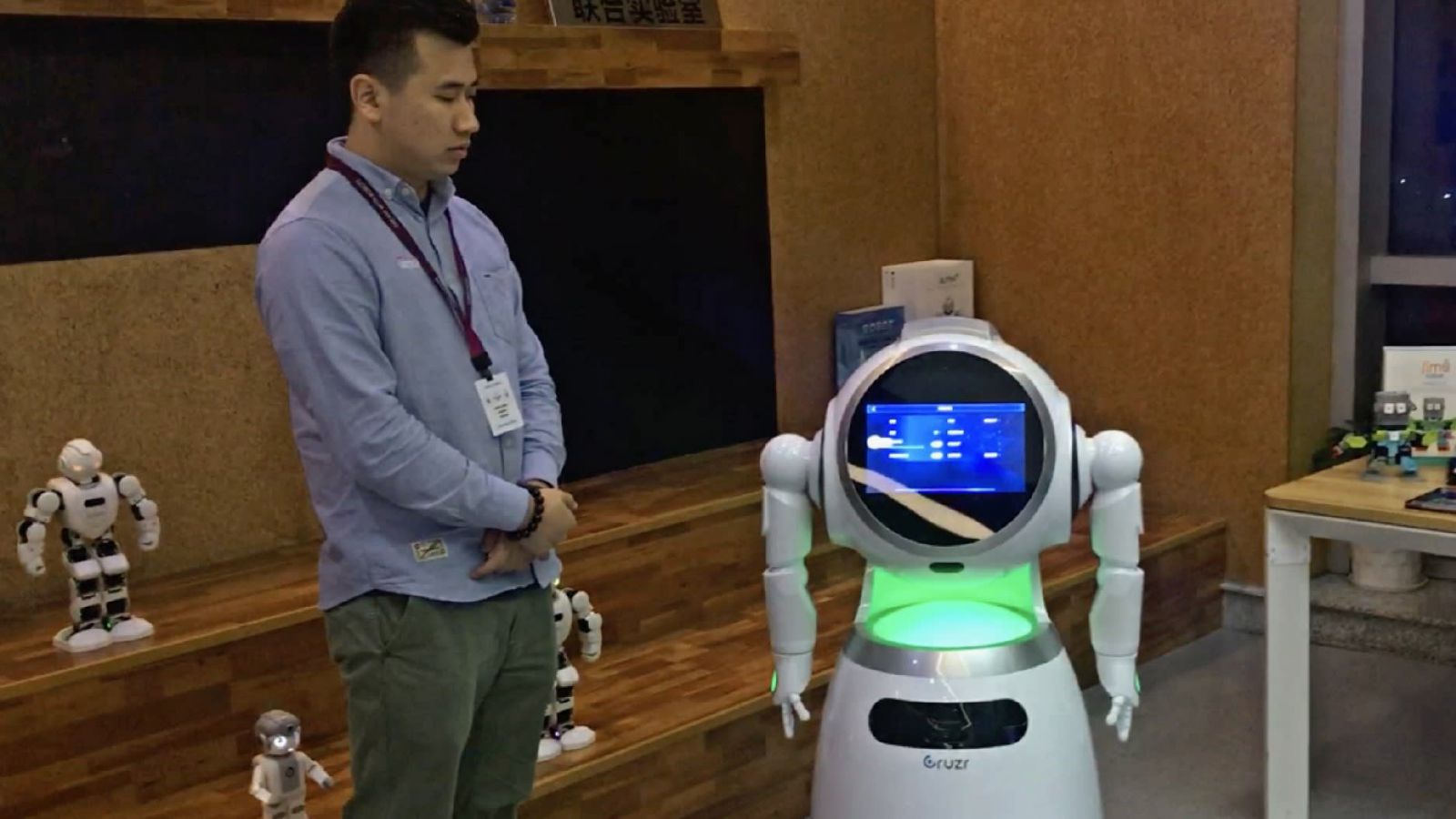 Ubtech Robotics, một nhà sản xuất robot hình người, áp dụng trí tuệ nhân tạo được thành lập tại Thâm Quyến vào năm 2012, hiện trị giá 10 tỷ USD, đã phát triển một loại robot dùng trong bệnh viện