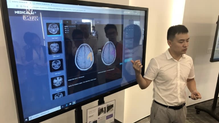 Marlon Technologies trình diễn khả năng trí tuệ nhân tạo của mình tại Shenzen, vào năm 2018. Trung Quốc đang ngày càng ứng dụng nhiều hơn AI trong lĩnh vực chăm sóc sức khỏe.