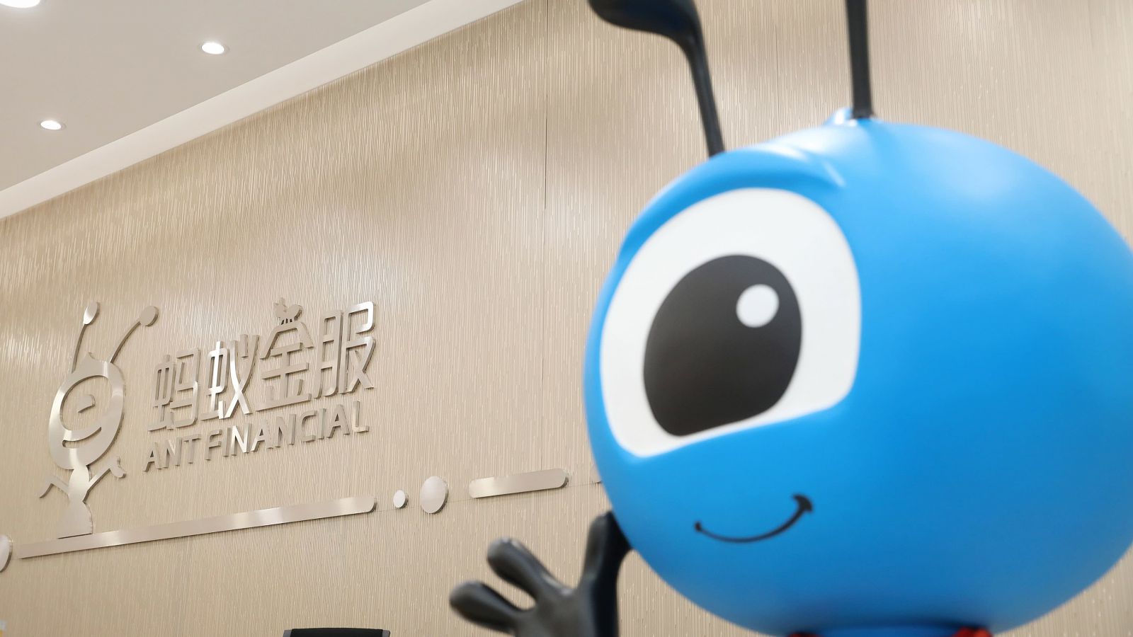 Sự nổi lên của WeChat Pay của Tencent Holdings đã giúp Ant thúc đẩy Ant biến Alipay thành một “siêu ứng dụng”