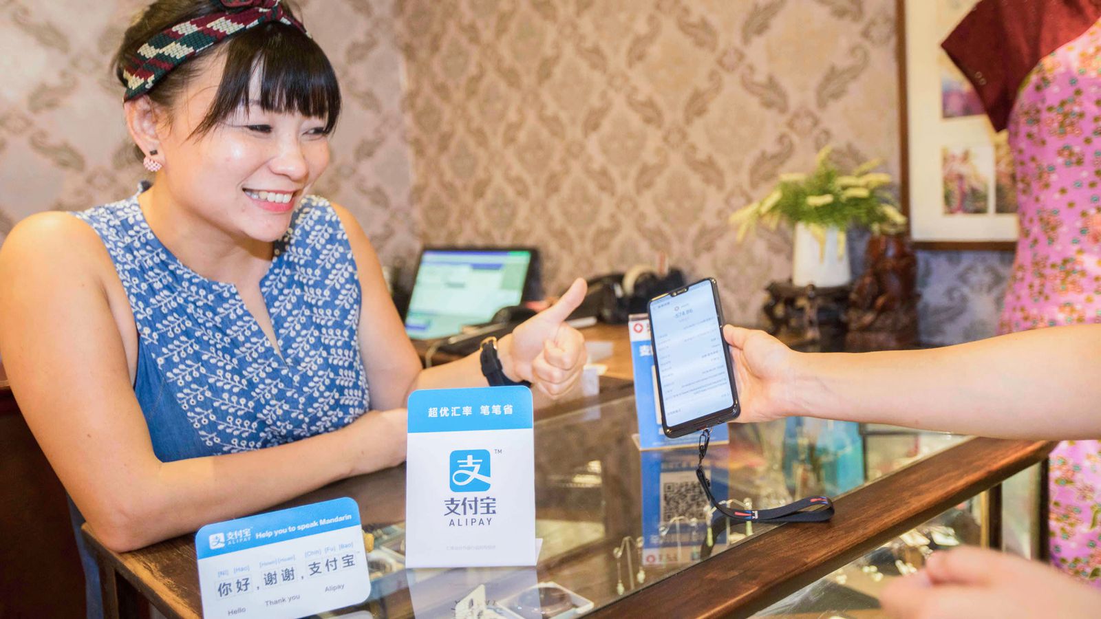 Một khách hàng Trung Quốc sử dụng Alipay để mua hàng tại một cửa hàng ở Singapore.