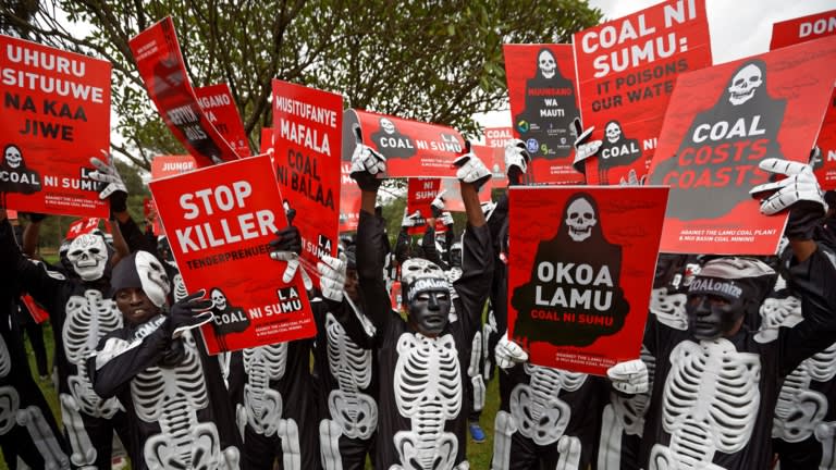 Những người biểu tình ở Nairobi vào tháng 6 năm 2018 phản đối kế hoạch liên doanh giữa chính phủ Kenya và Trung Quốc để mở một nhà máy nhiệt điện than ở Lamu. Ảnh: AP