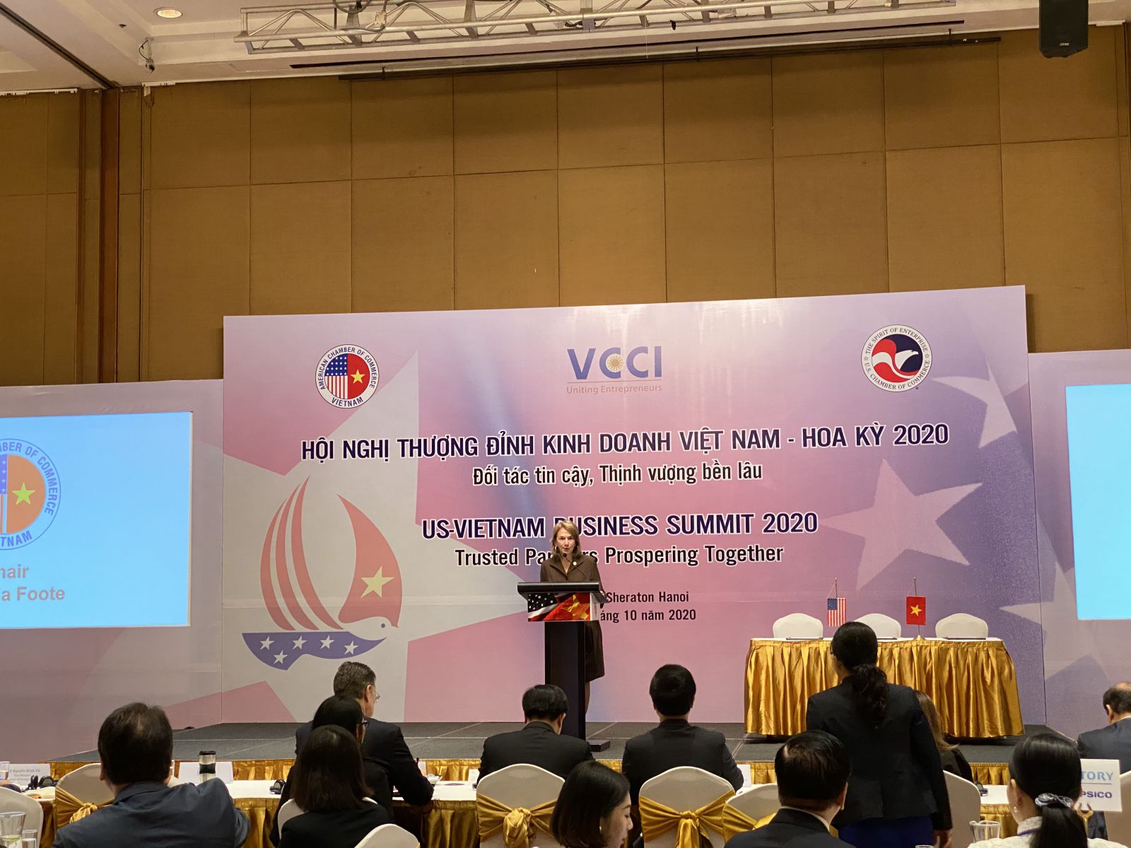Bà Virginia Foote - Chủ tịch Hiệp hội Thương mại Hoa Kỳ tại Hà Nội phát biểu khai mạc Hội nghị Thượng đỉnh Kinh doanh Việt Nam - Hoa Kỳ 2020