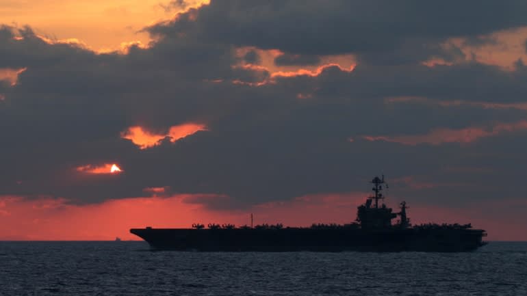 Tàu sân bay USS John C. Stennis đi ngang qua Biển Đông vào lúc hoàng hôn ngày 25 tháng 2 năm 2019