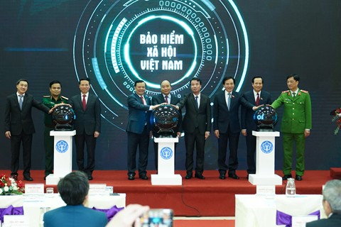 Thủ tướng Nguyễn Xuân Phúc bấm nút công bố ứng dụng 'Bảo hiểm xã hội số' trên thiết bị di dộng
