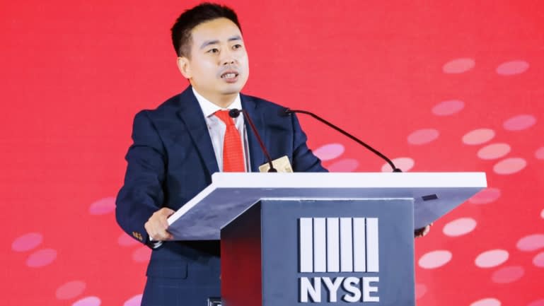 Giám đốc điều hành Miniso Ye Guofu phát biểu tại một buổi lễ ở Quảng Châu vào ngày 15 tháng 10 đánh dấu việc công ty niêm yết trên sàn giao dịch chứng khoán New York