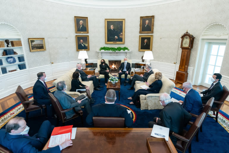 Tổng thống Joe Biden và Phó Tổng thống Kamala Harris gặp gỡ các thượng nghị sĩ Đảng Dân chủ vào ngày 3 tháng 2 tại Phòng Bầu dục.