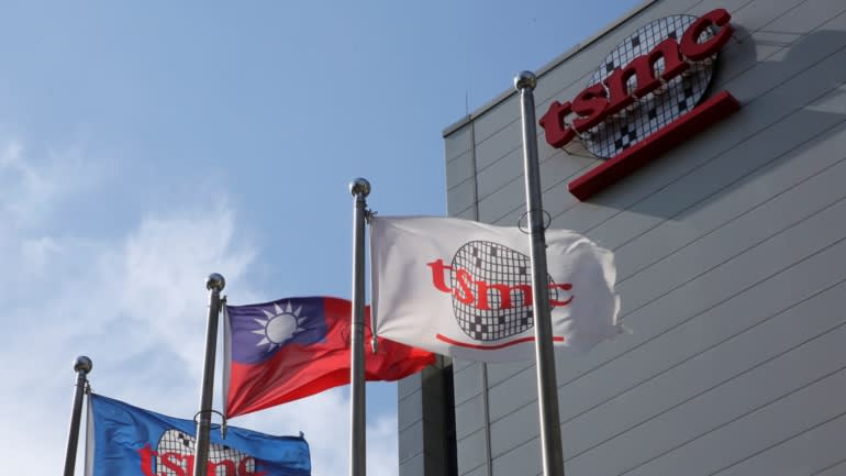 Nhà sản xuất chip Đài Loan TSMC và nhà sản xuất hệ thống quang khắc Hà Lan ASML là những đối thủ cạnh tranh nhất trong lĩnh vực bán dẫn hiện nay