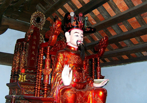 Tượng Thái sư Lê Văn Thịnh bên trong đền thờ ông ở Bắc Ninh