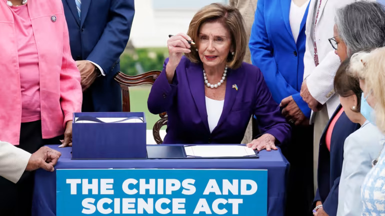 Chủ tịch Hạ viện Hoa Kỳ Nancy Pelosi ký Đạo luật Khoa học và CHIPS tại Washington vào ngày 29 tháng 7. Dự luật được thông qua với sự ủng hộ hiếm hoi của lưỡng đảng