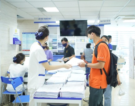 Từ sáng sớm, đông đảo CBNV của Công ty Cổ phần Viễn thông FPT đã có mặt tại Phòng Khám Đa khoa MEDLATEC cơ sở 99 Trích Sài (Tây Hồ) để khám sức khỏe. 