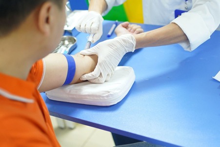 Bước 2: Lấy mẫu xét nghiệm gồm mẫu máu và nước tiểu