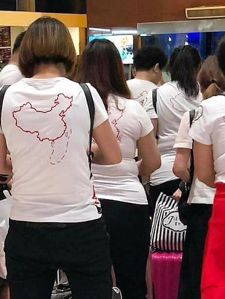 Nhóm du khách mặc áo in bản đồ hình “lưỡi bò” ngay ở sân bay Cam Ranh