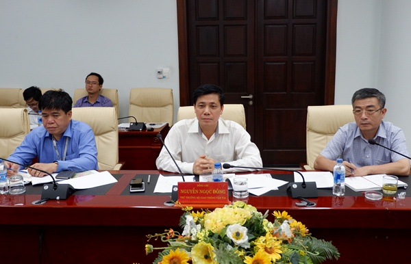 Thứ trưởng Bộ GTVT Nguyễn Ngọc Đông (ngồi giữa) tại buổi làm việc