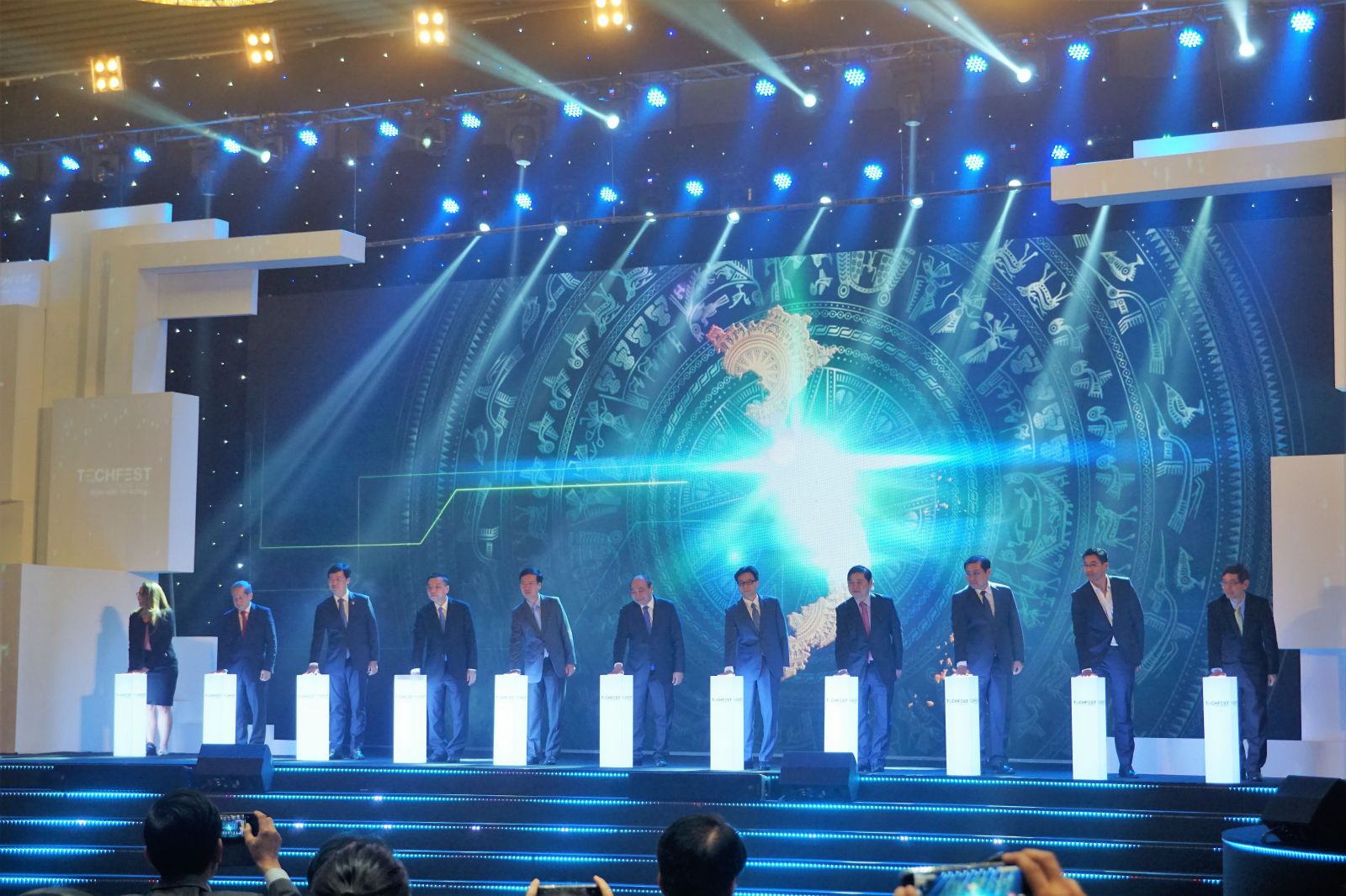 Thủ tướng Nguyễn Xuân Phúc cùng các đại biểu thực hiện nghi thức nhấn nút khai mạc Techfest 2018 diễn ra tại Đà Nẵng tối 29/11