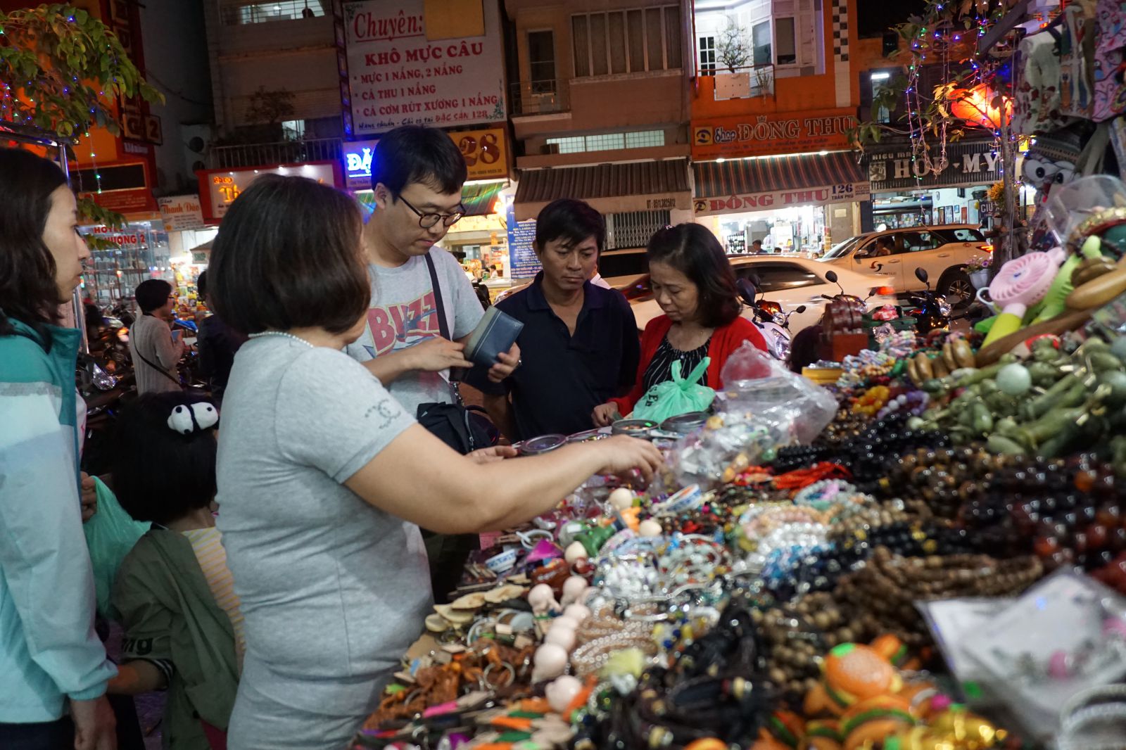 Du khách Hàn Quốc mua hàng lưu niệm tại chợ Hàn, Đà Nẵng