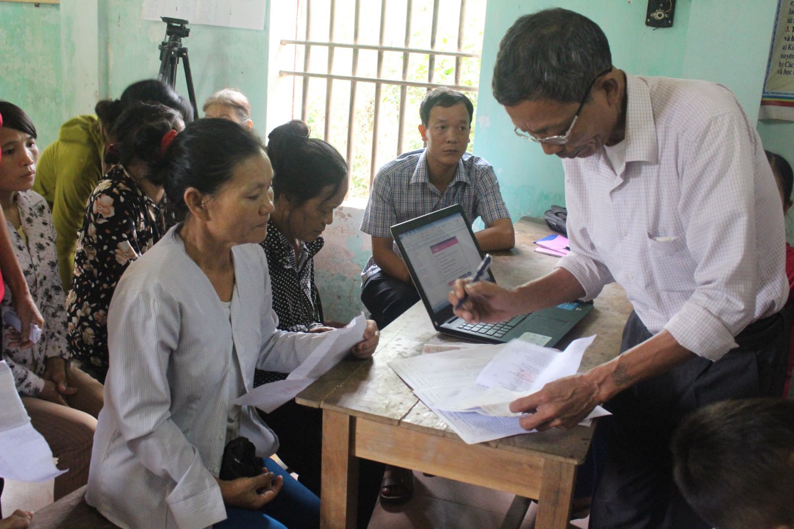 : Người dân thôn Vĩnh Gia nhận lại khoản tiền thu sai quy định
