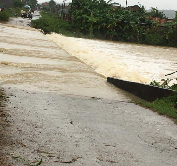 Do ảnh hưởng của bão số 3 gây mưa lớn kéo dài nên nhiều tuyến đường trên địa bàn Nghệ An bị chia cắt 
