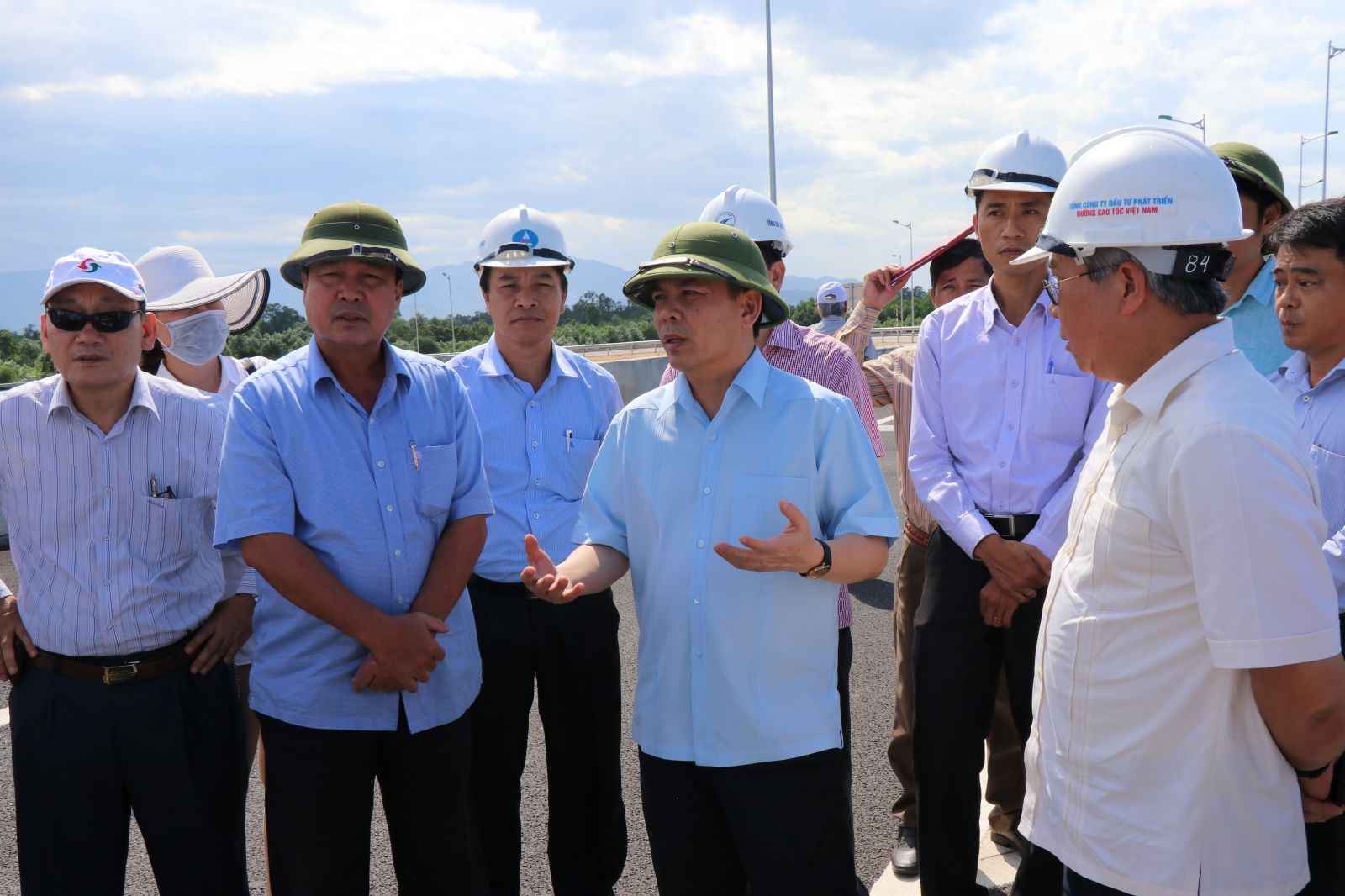 Bộ trưởng Bộ Giao thông vận tải Nguyễn Văn Thể và đoàn công tác đã đi kiểm tra thực địa, xem xét những việc còn tồn tại trong quá trình thi công dự án cao tốc Đà Nẵng - Quảng Ngãi