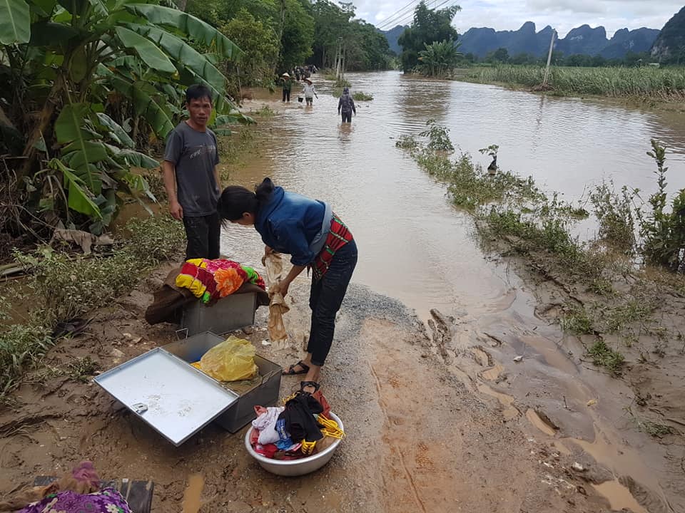 Người dân huyện Con Cuông di dời đồ đạc, tài sản chạy lũ