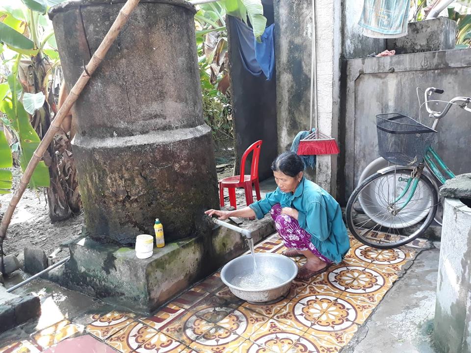 Để có nước sinh hoạt, bà Phạm Thị Việt phải xây bể hứng nước mưa