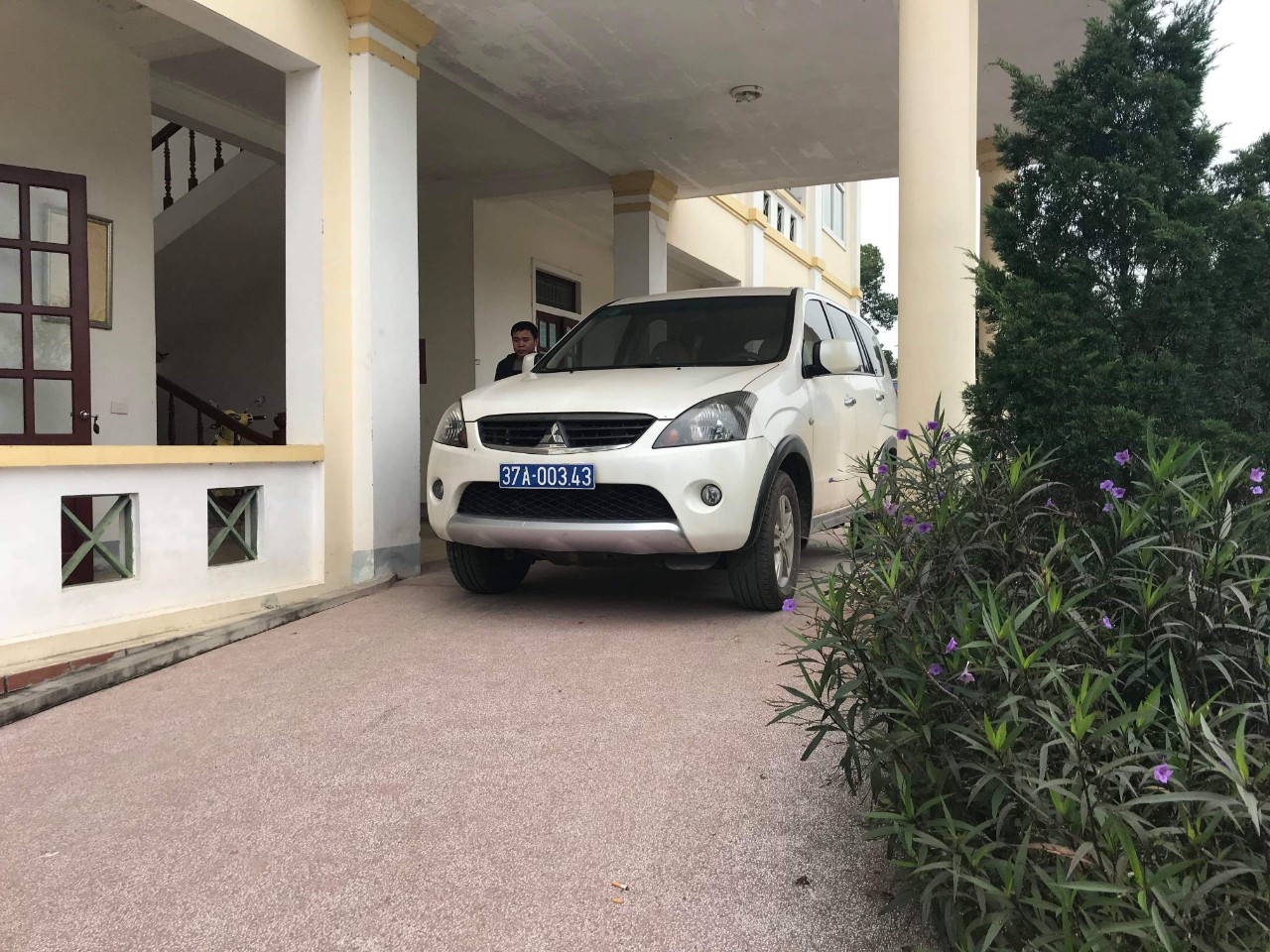 Chiếc xe được cho là chở 3 cán bộ QLTT vào nhà ông Vi Văn Hùng ở xã Ngọc Lâm, huyện Thanh Chương kiểm tra hành vi hành nghề