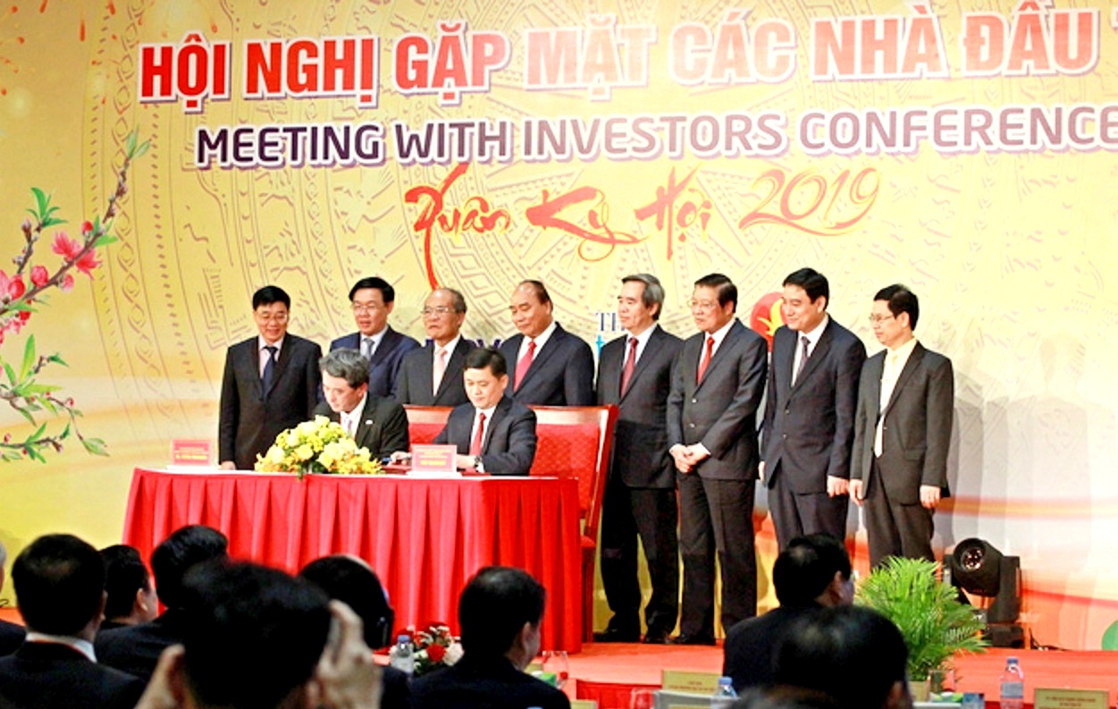 Thủ tướng Chính phủ và đại diện lãnh đạo các Bộ, ngành TW, tỉnh Nghệ An đã trao quyết định chấp thuận chủ trương đầu tư/chứng nhận đăng ký đầu tư các dự án sẽ triển khai trên địa bàn trong thời gian tới