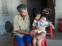 [Diễn đàn NGƯỜI VIỆT TỬ TẾ]: Xót thương bé gái mắc phải hội chứng hiếm gặp ở Nghệ An