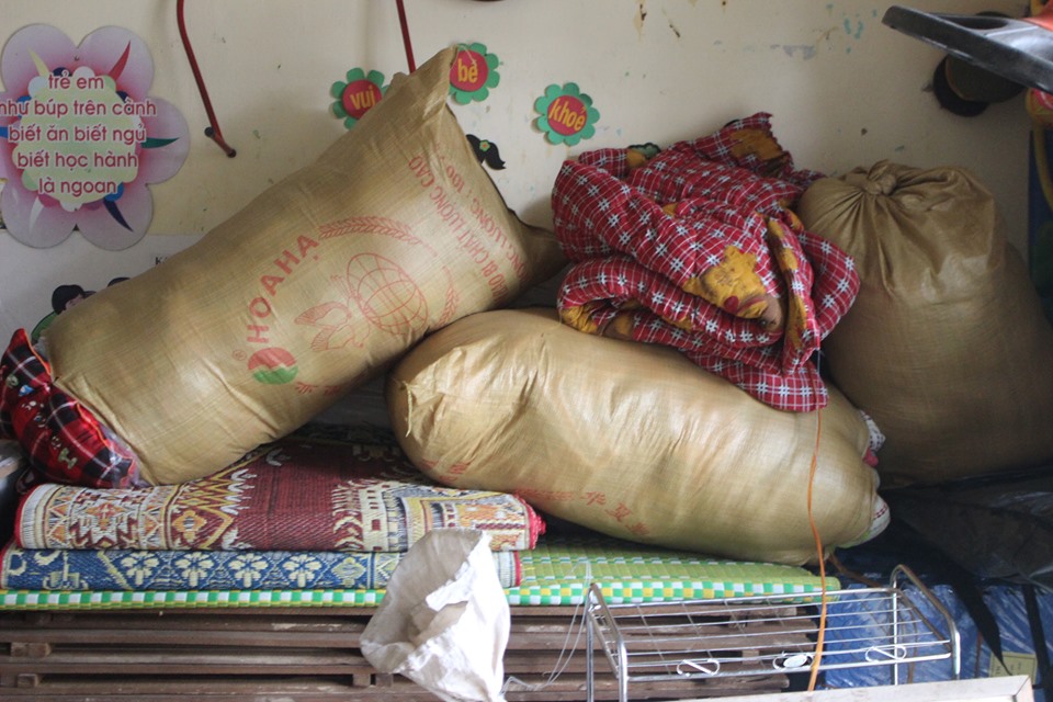 Nhiều trường mầm non ở huyện Hương Khê đã phải sơ tán tài sản, dụng cụ đồ dùng học tập do nước lũ đang dâng cao gây ngập trên diện rộng 