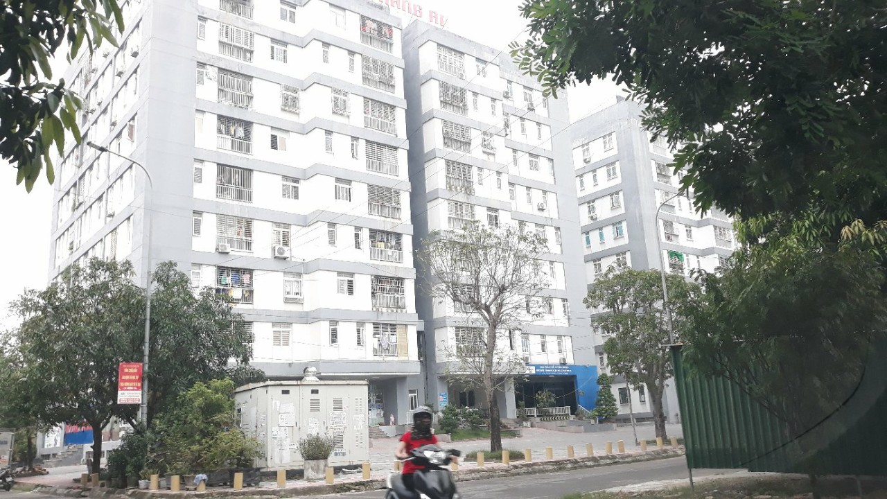 Tòa nhà chung cư Tràng An 01 thuộc dự án khu nhà ở và dịch vụ công cộng Vinh Tân, phường Vinh Tân do Cty CP đầu tư xây dựng Tràng An làm chủ đầu tư là 1 trong 6 tòa nhà chung cư cao tầng có hệ thống đường giao thông chưa đảm bảo để xe chuyên dụng PCCC tiếp cận