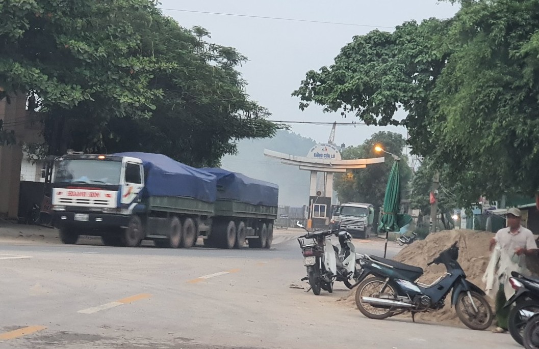 Xe tải trọng lớn gắn BKS Lào ồ ạt rời cảng Cửa Lò để di chuyển lên hướng cửa khẩu quốc tế Cầu Treo