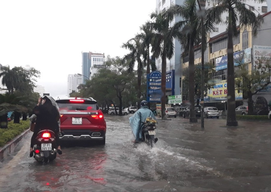 Nhiều tuyến đường ở Tp Vinh bị ngập sâu khiến giao thông bị tê liệt