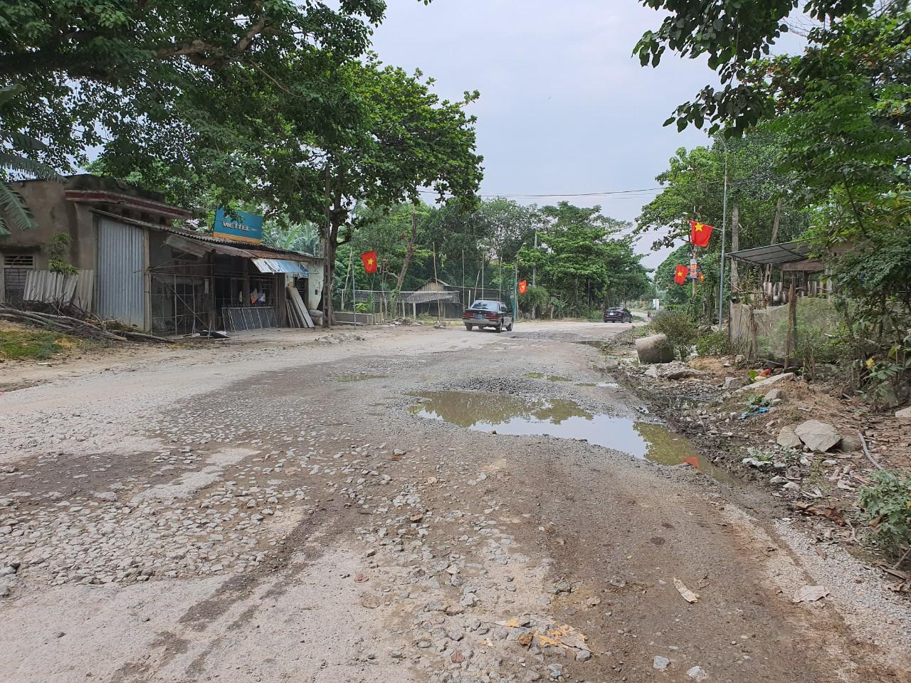Quốc lộ 8A đoạn qua huyện Hương Sơn, Hà Tĩnh lên cửa khẩu Cầu Treo cũng đang 