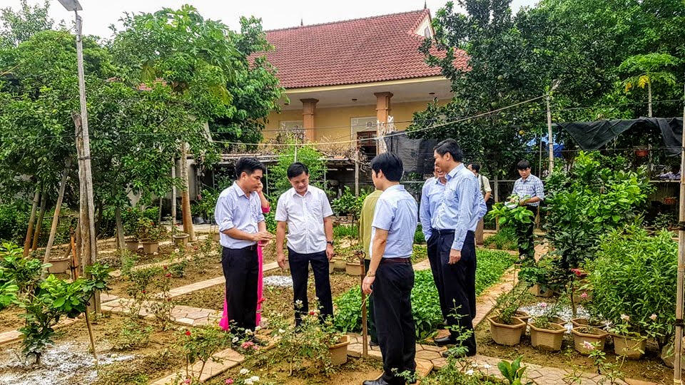 Lãnh đạo tỉnh Nghệ An tham quan, chỉ đạo xây dựng vườn chuẩn nông thôn mới tại xã Kim Liên, huyện Nam Đàn